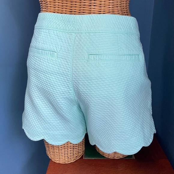 Lilly Pulitzer Buttercup Short. Size 4. Minty green. 100% cotton. Scalloped hem. - Picture 2 of 10